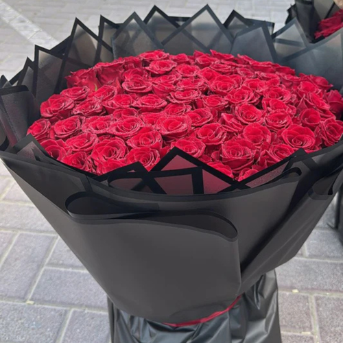 100 fresh red roses dramatic black wrapping luxury bouquet same-day delivery Dubai AED 335 Flowerdxb