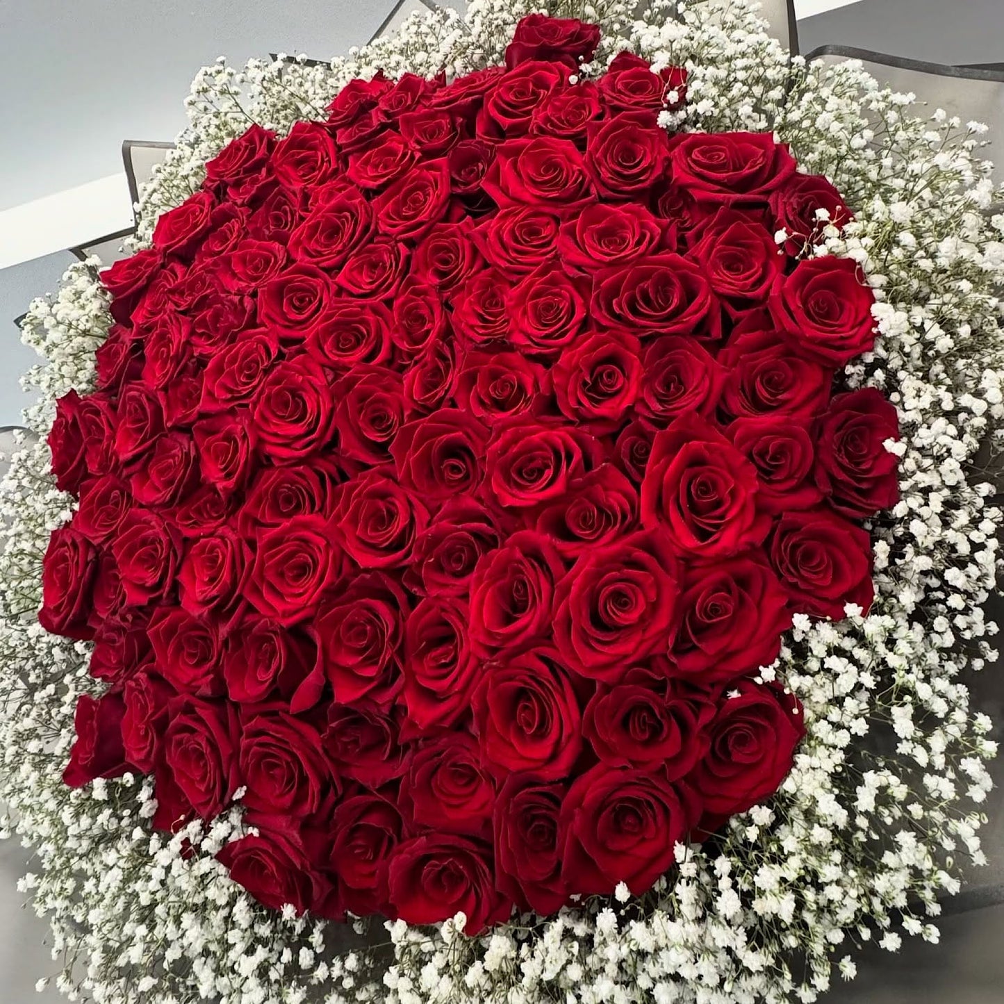 close-up 100 red roses Titan black wrapping bold luxury premium flowers Dubai AED 410 Flowerdxb