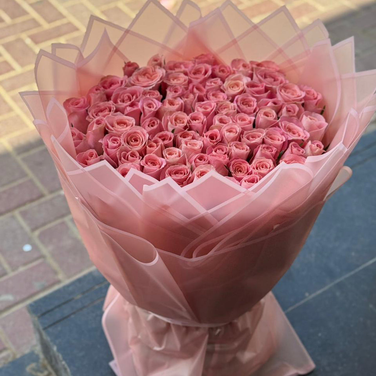 Pink roses bouquet Dubai 100 fresh soft pink roses with premium wrapping, same-day delivery by Flowerdxb