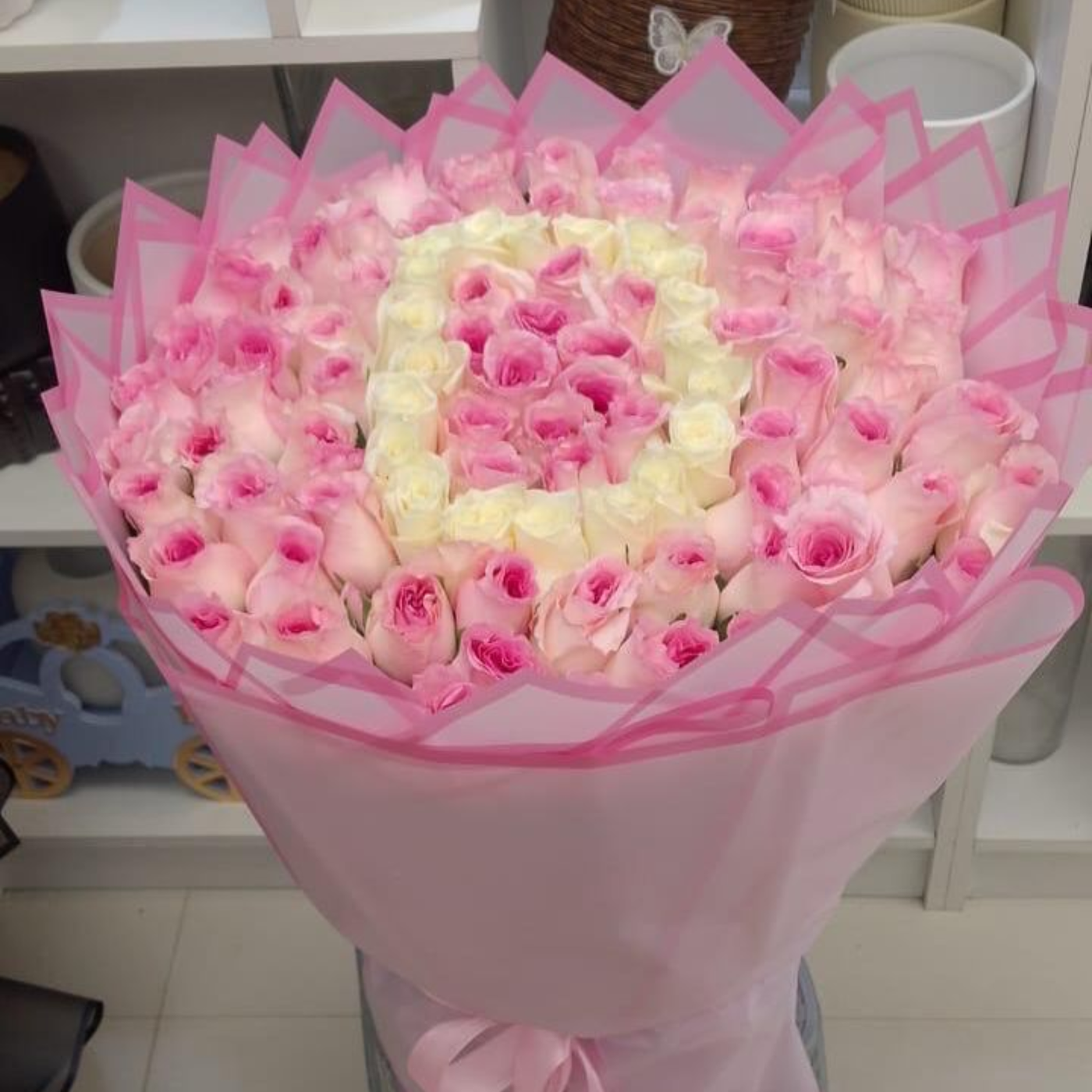 100 Pink Roses with Custom Letter Dubai | Personalized Rose Arrangement