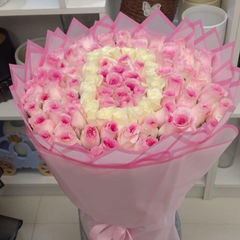 100 Pink Roses with Custom Letter Dubai | Personalized Rose Arrangement