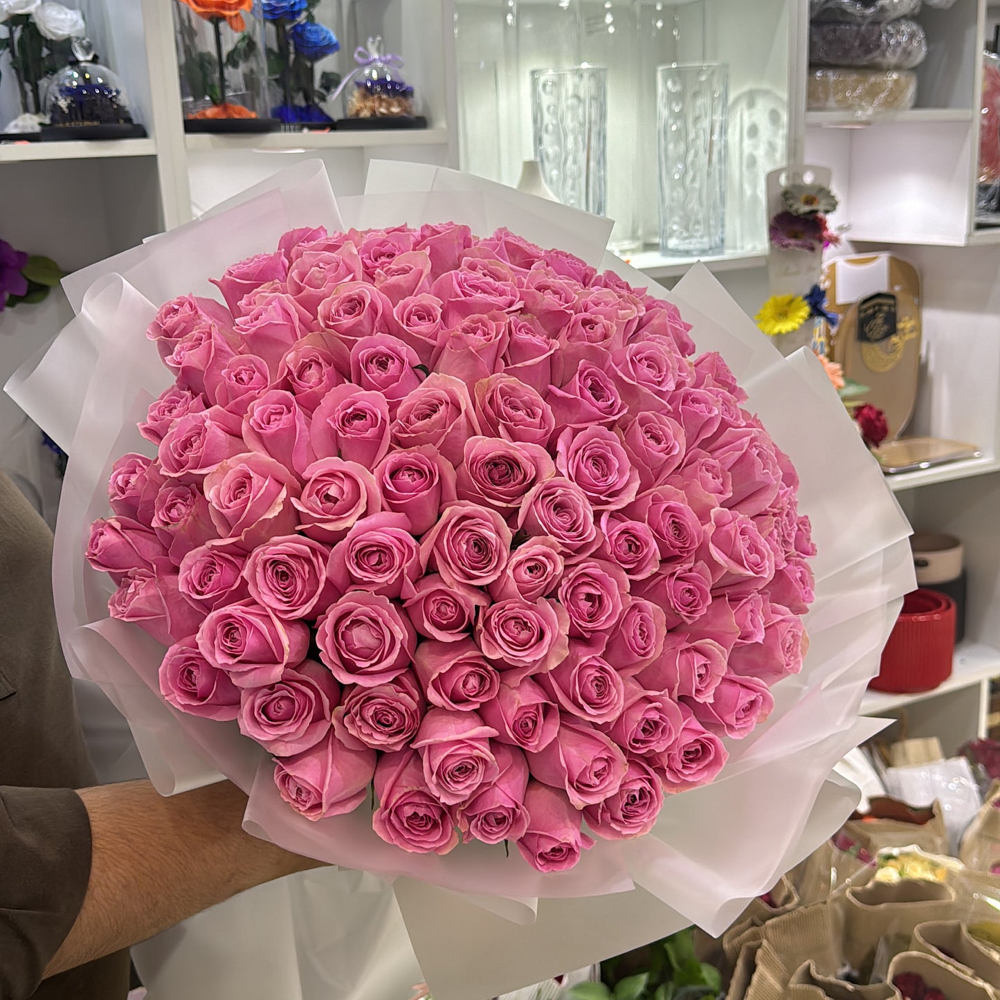 100 fresh pink roses hand-tied transparent wrapping modern luxury bouquet same-day delivery Dubai AED 335 Flowerdxb