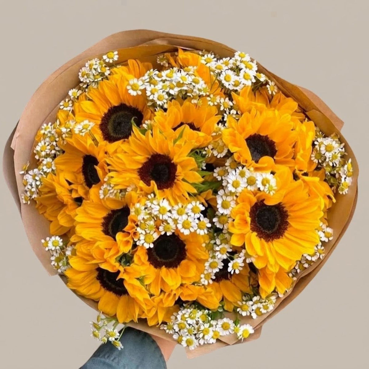 17 Sunflowers & Daisy Mix – Joyful Luxury Bouquet | 5-Hour Dubai