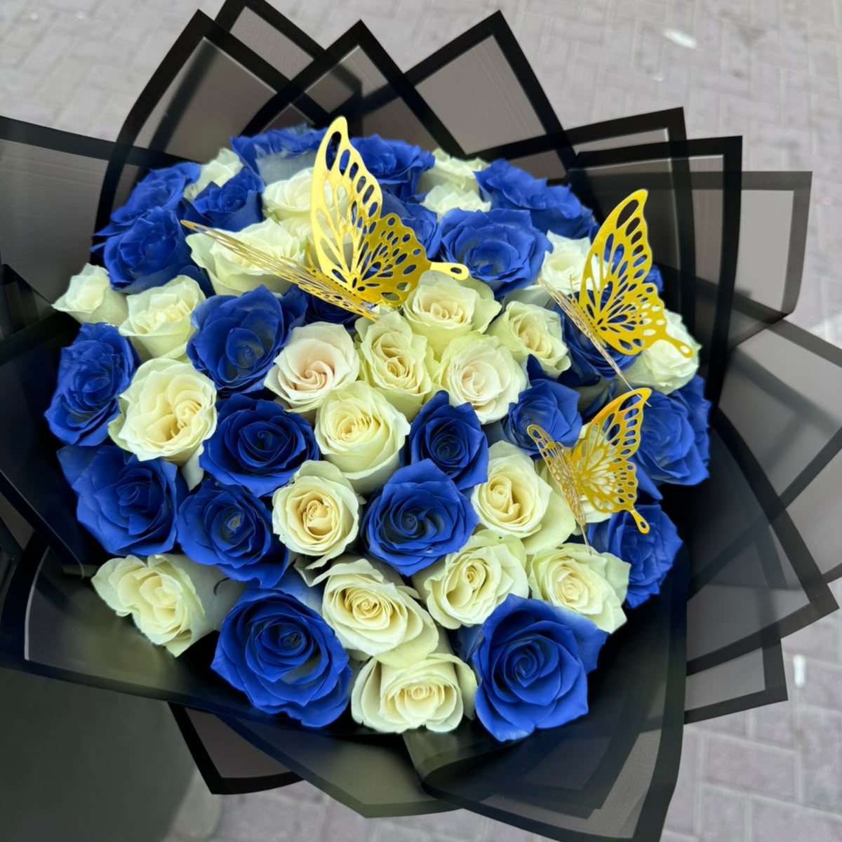 50 White & Blue Mix Roses – Black Wrapping | Rare Luxury Bouquet Dubai