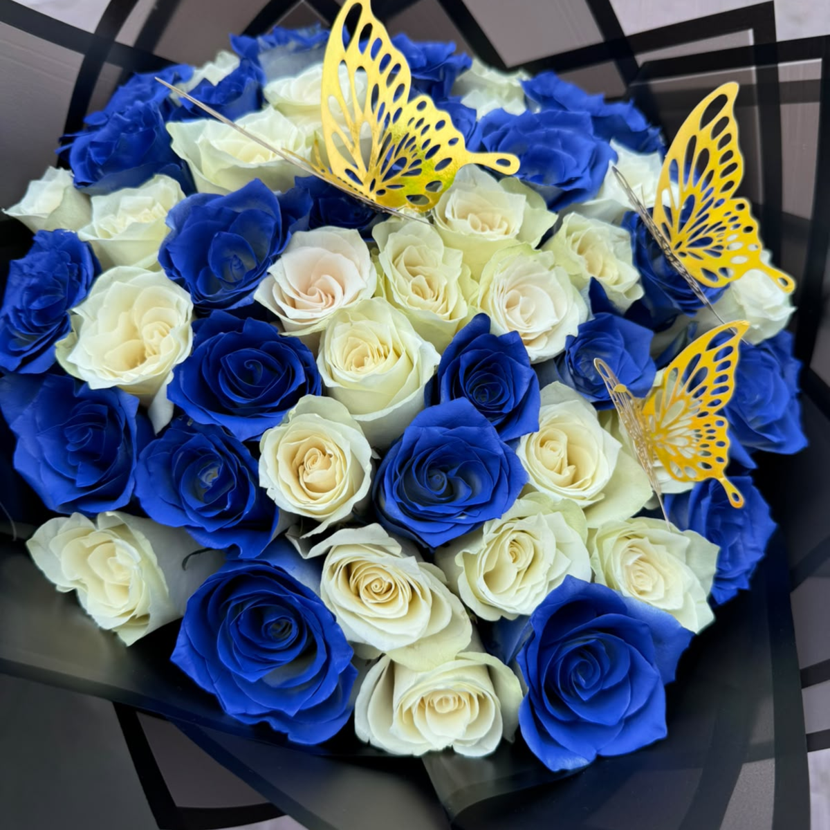 50 White & Blue Mix Roses – Black Wrapping | Rare Luxury Bouquet Dubai