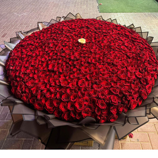 1,001 Red Roses – Plastic Black Wrap | The "Very Big Thing" Colossal Bouquet