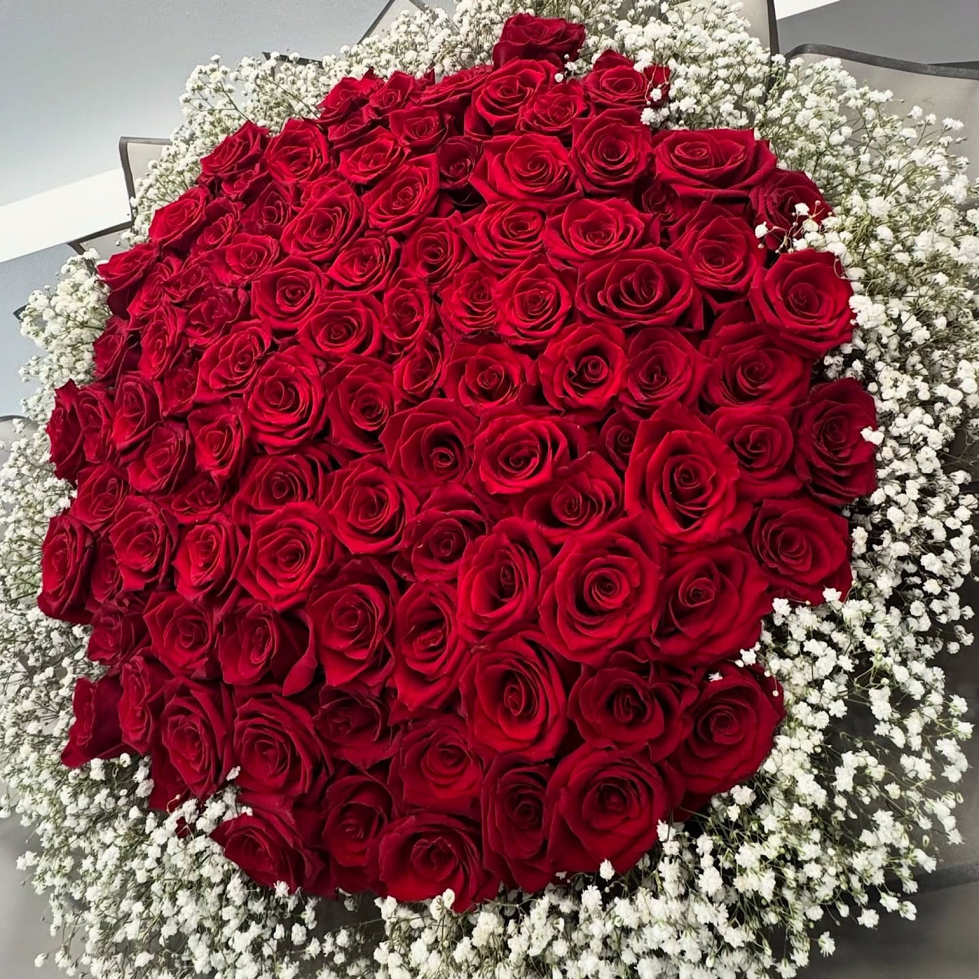 close-up 100 red roses Titan black wrapping bold luxury premium flowers Dubai AED 410 Flowerdxb